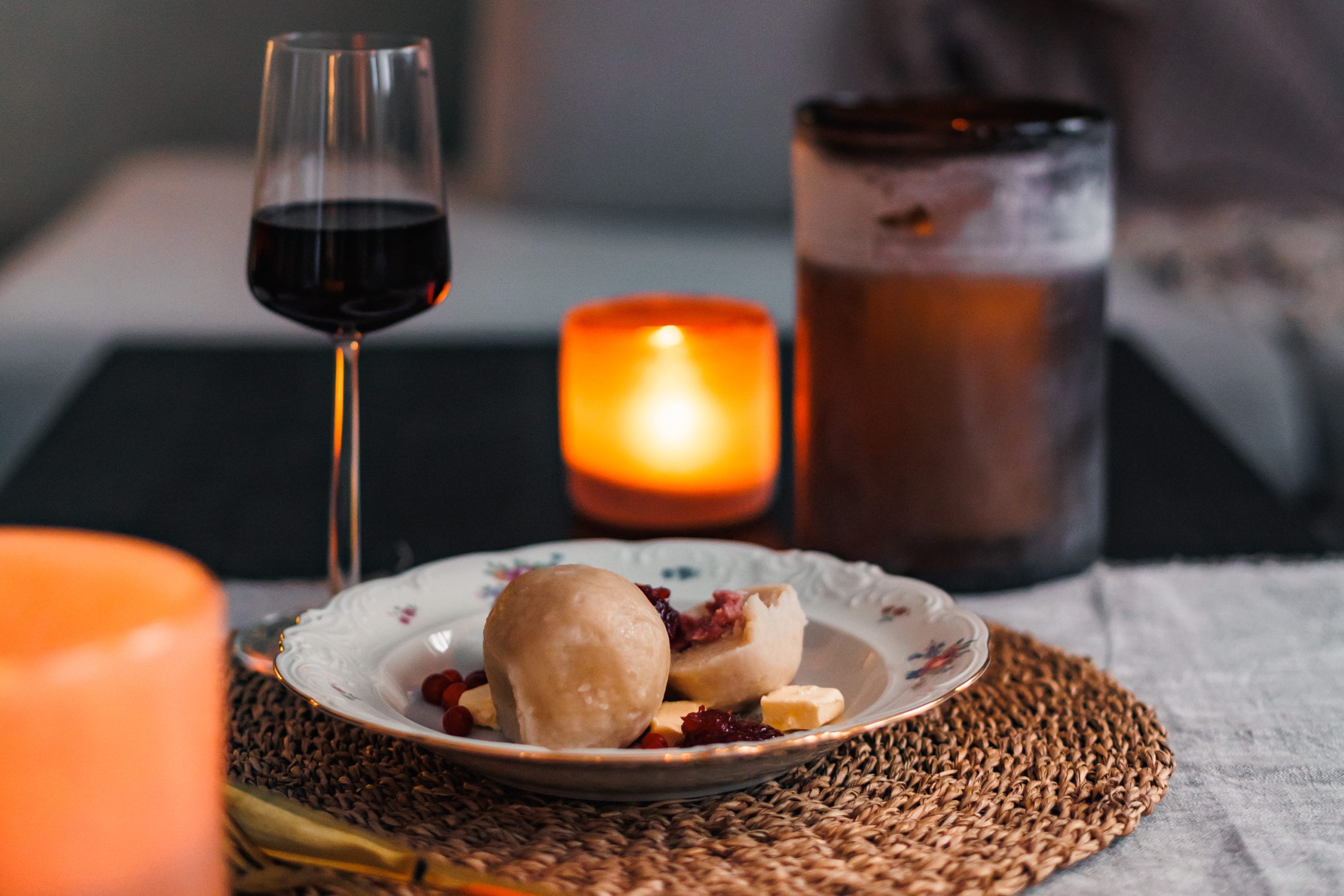 Rött vin till palt serverat på ett bord med levande ljus