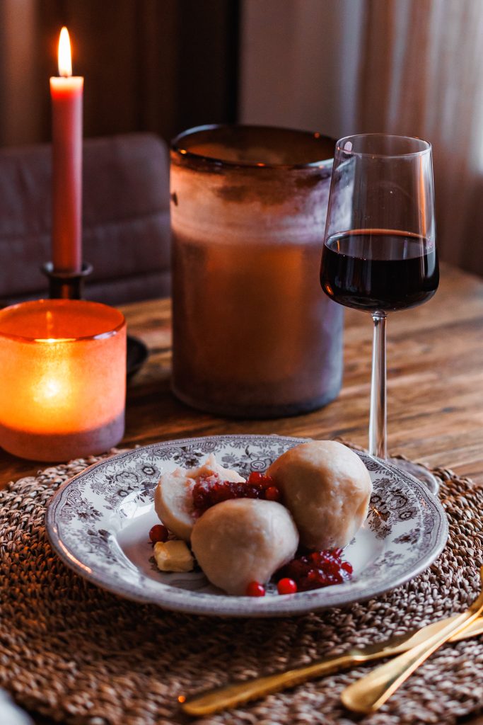 Vin till palt uppdukat på ett bord med levande ljus
